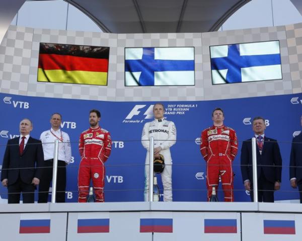 Гран-при России 2017 выиграл пилот Mercedes Вальттер Боттас